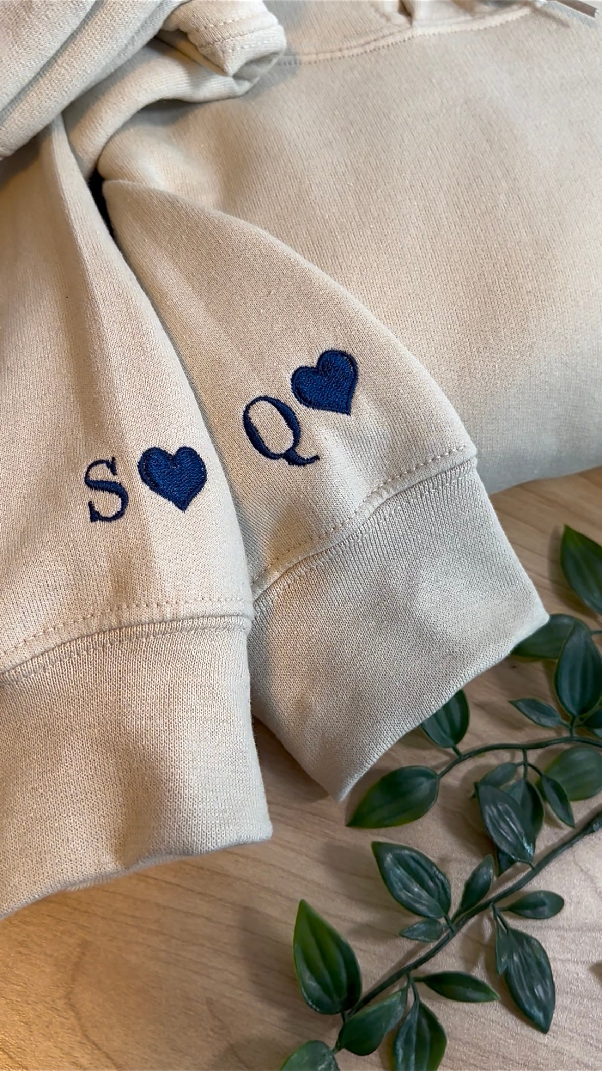 Initialen op mouw, gepersonaliseerde hoodies